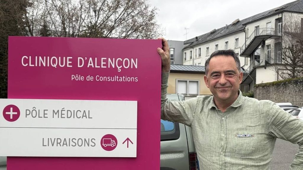 Le chirurgien orthopédiste Marc-Henri Rosas est arrivé à la clinique d’Alençon (Orne) mercredi 21 janvier 2026. | OUEST-FRANCE